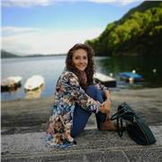 Archeologa professionista e docente delle scuole superiori impartisce lezioni di storia. 
Massima professionalità